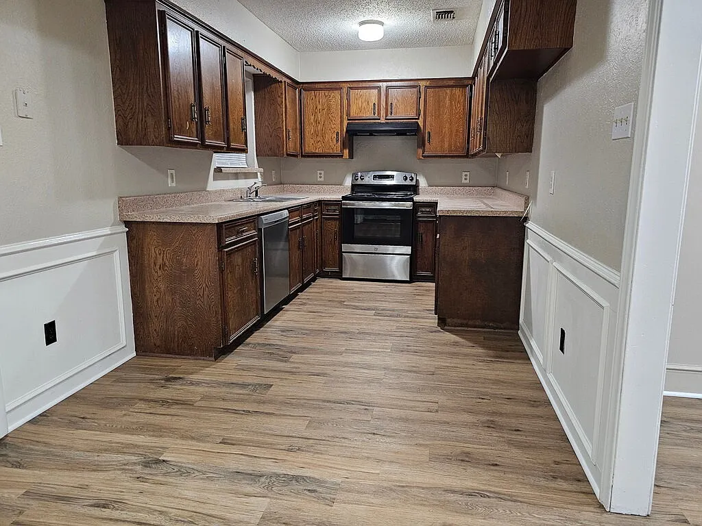 3 bed, 2.0 bath, 1330 sqft, $1,875 — Photo 4
