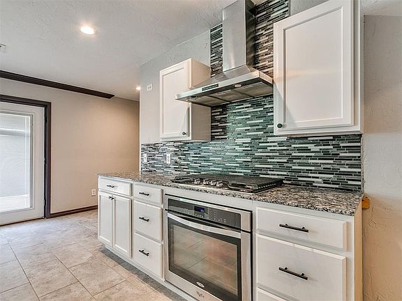 4th image of 1610 Surrey Dr