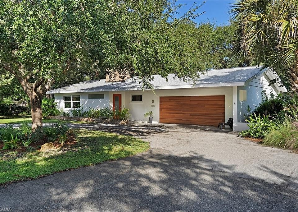 1st image of 1215 Logan Ln