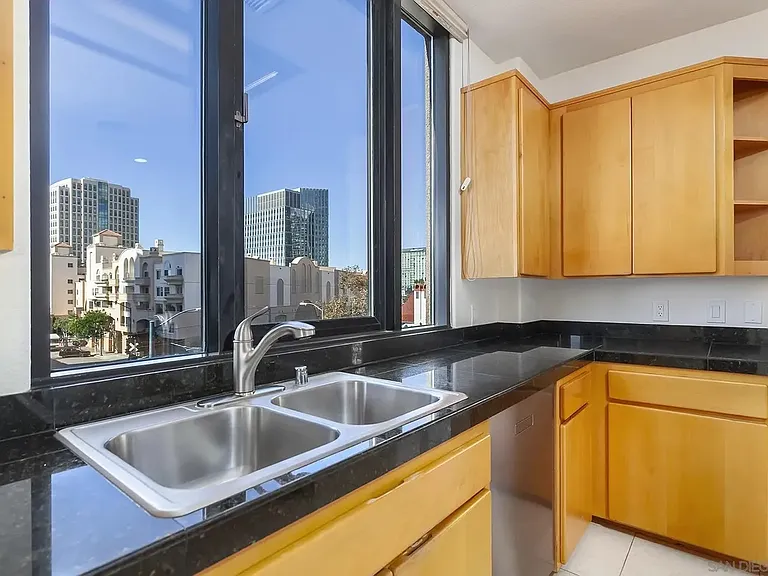 611 W G St W #321 — Photo 11
