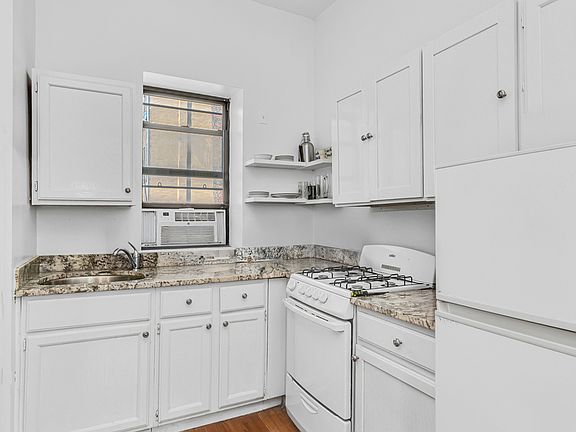 3rd image of 543 1/2 E 6th St APT 4