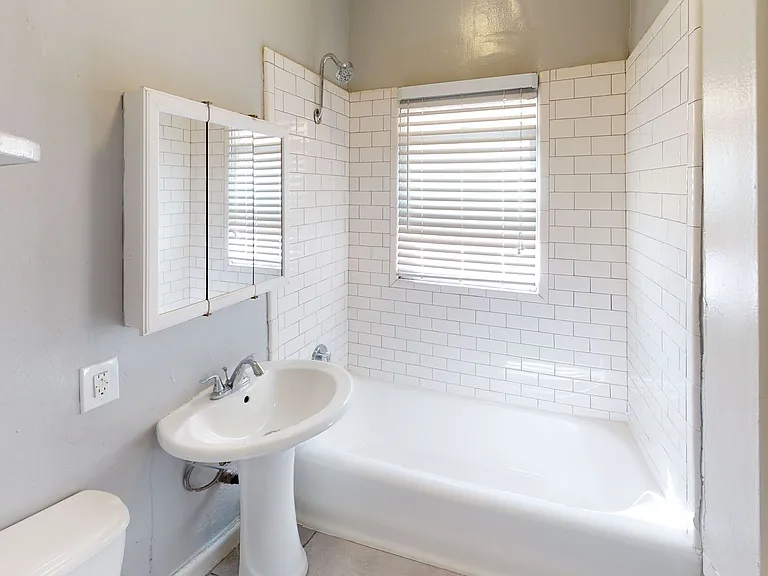 CT2 - Catalina Apts — Photo 3