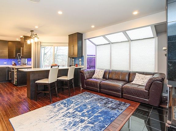 5th image of 976 W Essex Pl