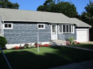 16 Frank St, Lindenhurst, NY 11757