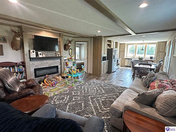 4th image of 140 Sheila Dr