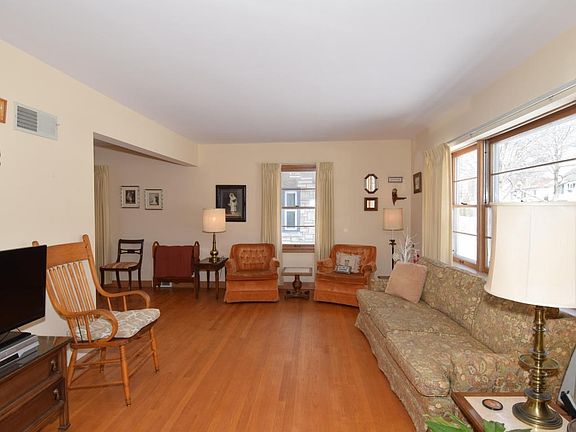 3rd image of 5035 N Shoreland Ave