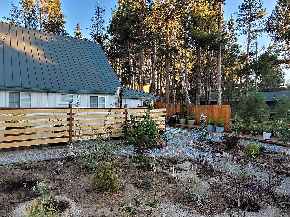 This is a duplex. Upper and Lower Unit. This listing is for the upper unit (500 sq ft)