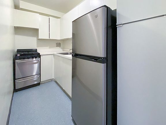 5th image of 310 W 47th St APT 7D
