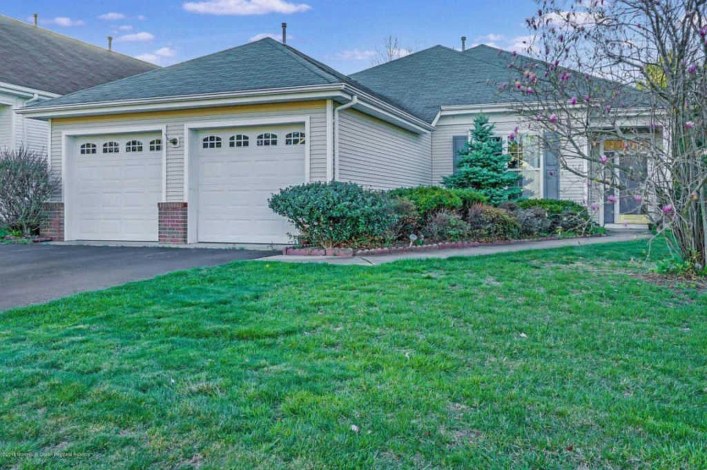 21 Greensprings Dr photo 1