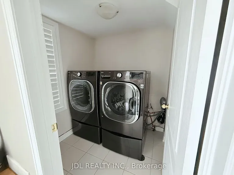 1374 Granrock Cres — Photo 12