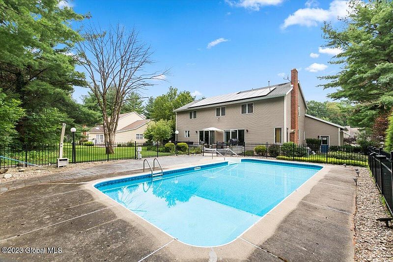 3rd image of 1062 Valerie Drive