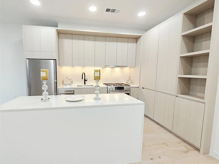 2209 S 1st St #323 — Photo 6