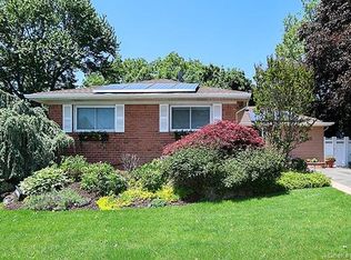 32 Randy Ln, Plainview, NY 11803