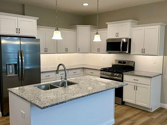 3rd image of 570 Tamarind Dr