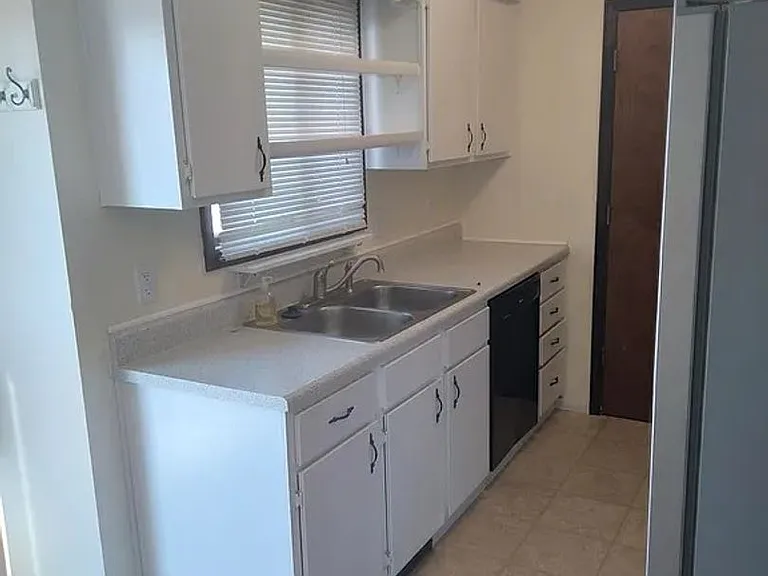 2104 Timber Creek Dr — Photo 2