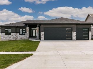 2887 Royal Oak Ridge Rd, Marion, IA 52302