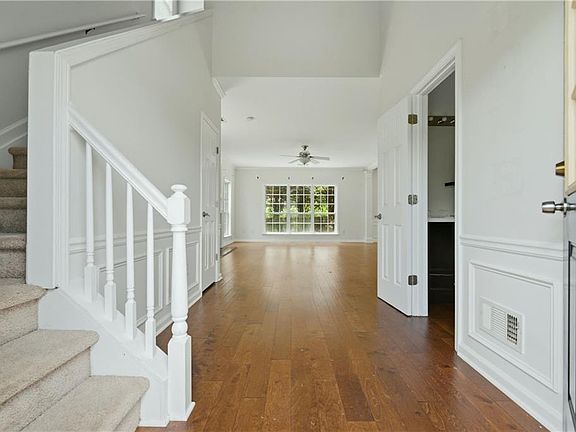 3rd image of 619 Lullingstone Dr SE