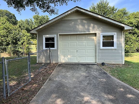 3rd image of 1315 Charlotte Dr