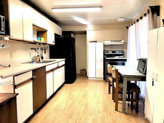 3rd image of 826 E Ventura Avenue