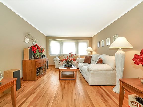 5th image of 13 Carnegie Dr