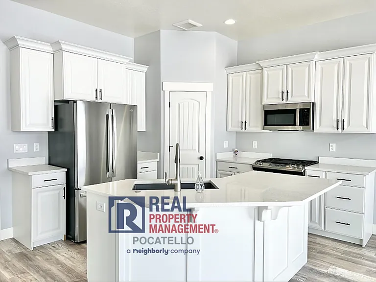 1620 Petersburg Dr — Photo 2