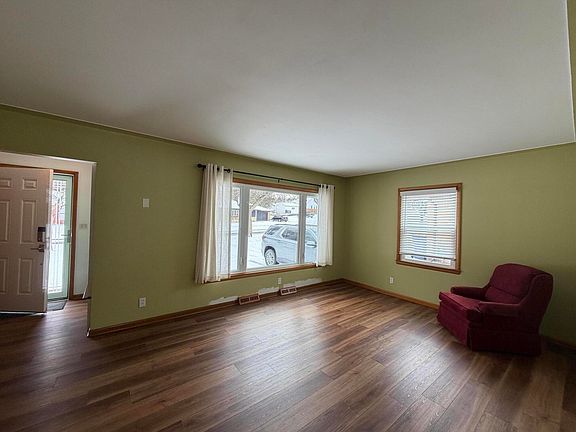 4th image of 925 Burke Ave NE