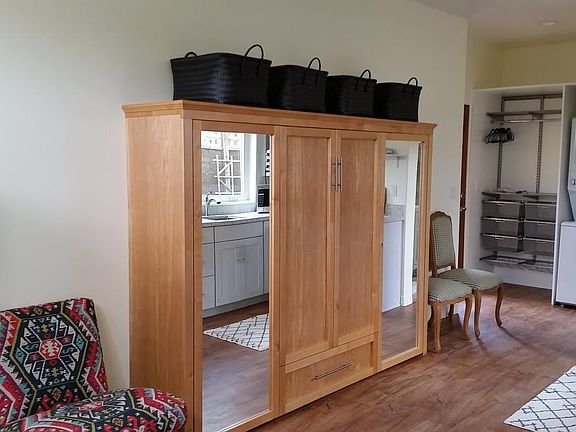 Queen size murphy bed