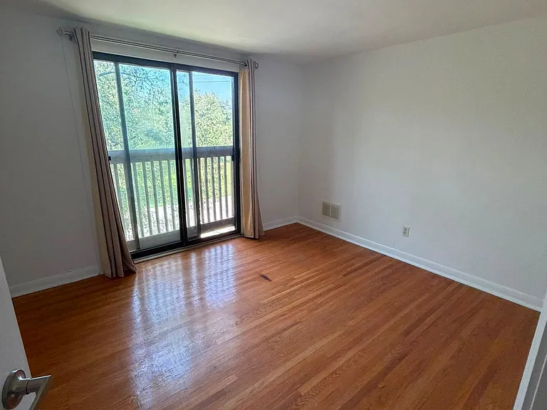 425 Livingston Rd N — Photo 13