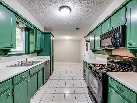 4th image of 605 NW Sandra Ln