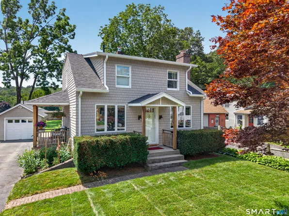 16 Quaker Lane, Waterford, CT 06375