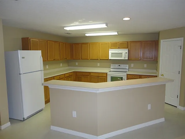 3 bed, 2.0 bath, 1884 sqft, $2,605 — Photo 2