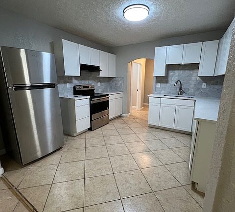 4th image of 1205 W Wrenway Ave