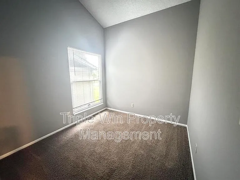 2450 Jenkee Dr — Photo 10