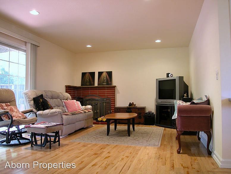 1st image of 728 Broadmoor Dr