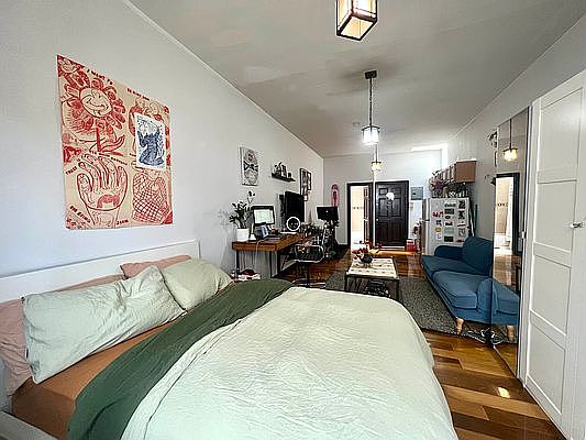 3rd image of 164 Manhattan Ave