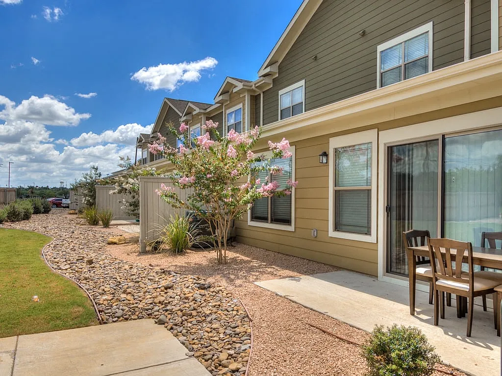 La Contessa Apartments — Photo 4