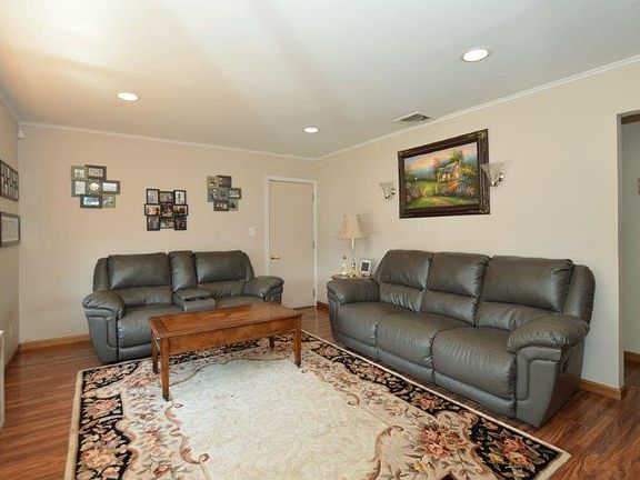 3rd image of 15 Hastings Ln