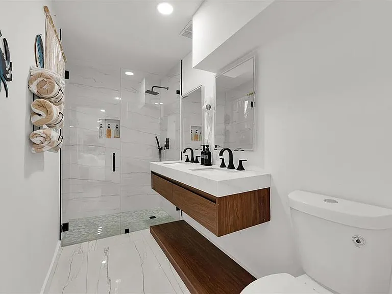 1433 NE 53rd Ct — Photo 3