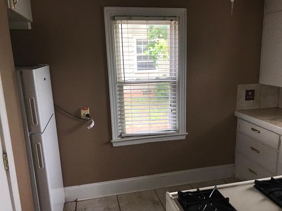 5th image of 621 S Kelly St