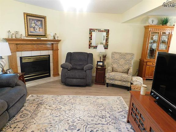 4th image of 815 Mimosa St
