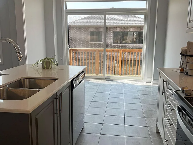 14 Periwinkle Rd E — Photo 6