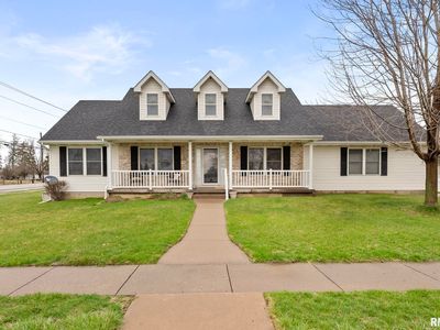 102 E Dolan Dr, Blue Grass, IA, 52726