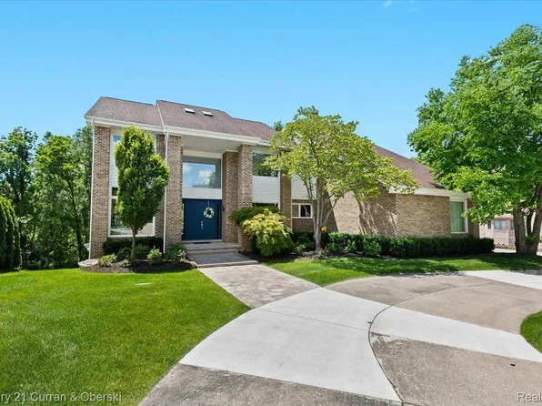 17421 Rolling Woods Cir, Northville, MI 48168