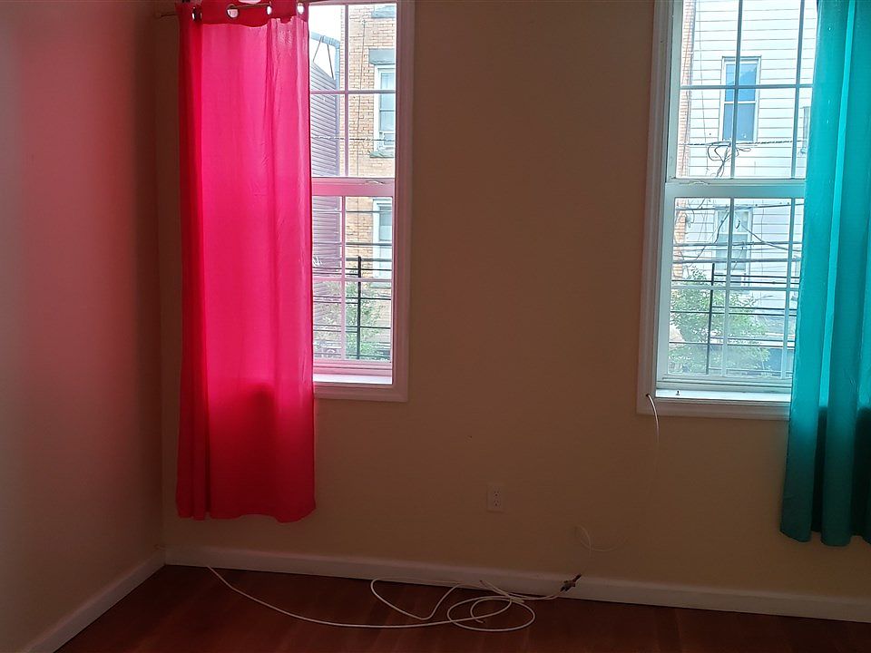 2nd image of 528 27th St