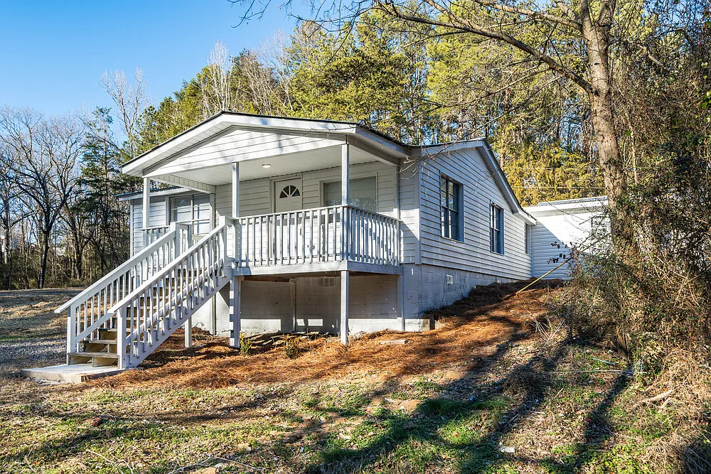 Fully Renovated 3BR/2BA Home on 2.67 Acres New Roof, AC, Appliances — Photo 1
