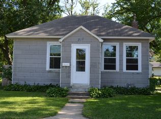 307 8th St NE, Independence, IA 50644