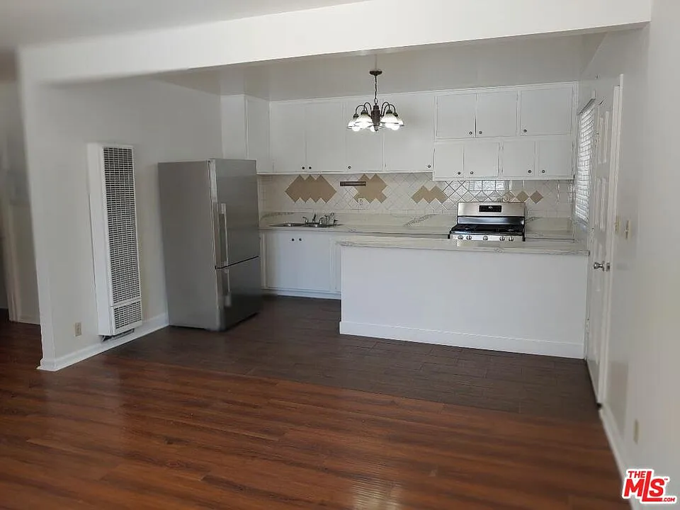 2 bed, 1.0 bath, $2,550 — Photo 2