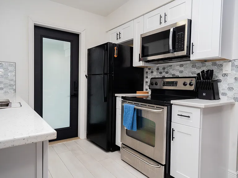 1109 E South St — Photo 22