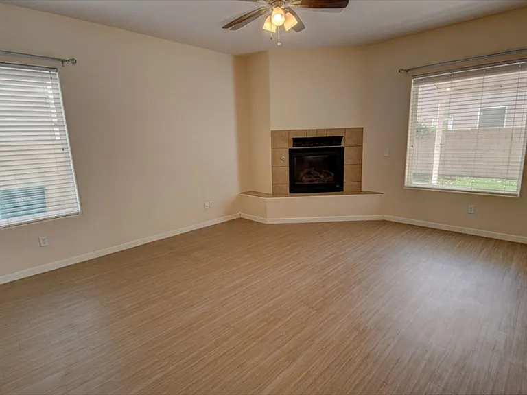 2011 Dillon Dr NE — Photo 2