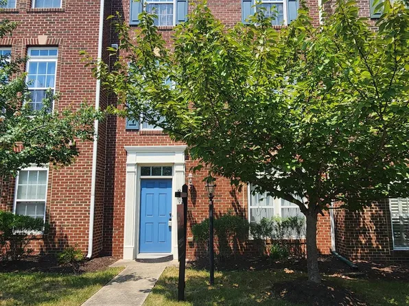 2157 Potomac Club Pkwy, Woodbridge, VA 22191